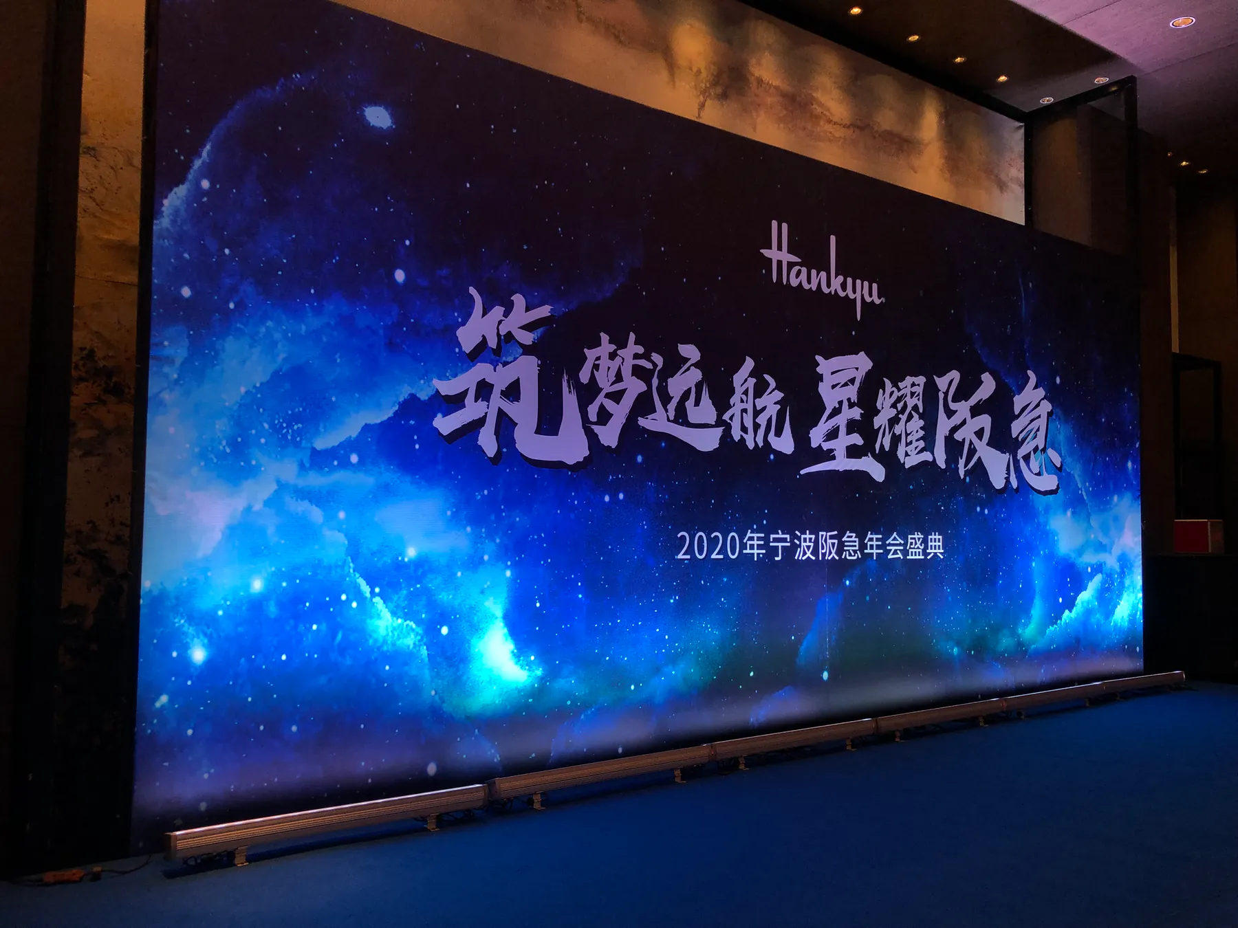 侧面视角复核背景结构、边缘和照明表现