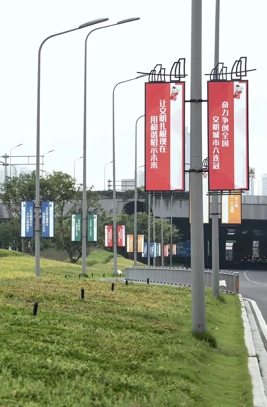 红色文明城市主题道旗沿道路连续展示
