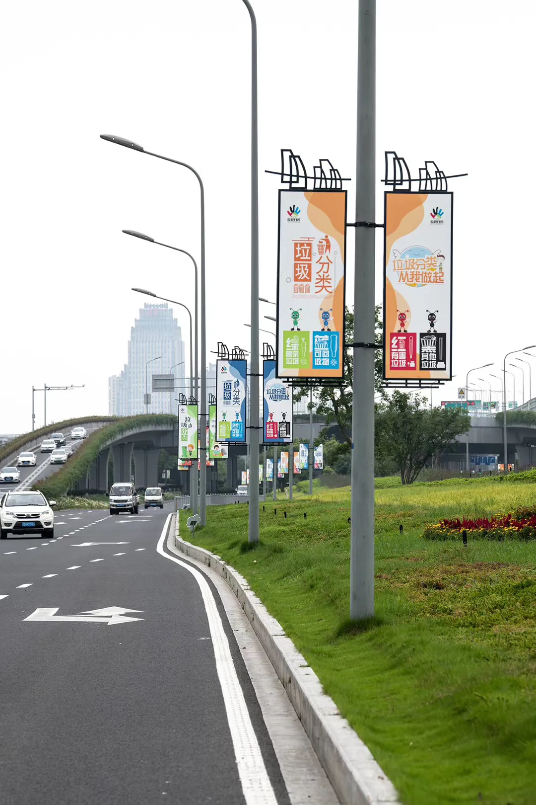 橙色垃圾分类主题道旗连续安装效果