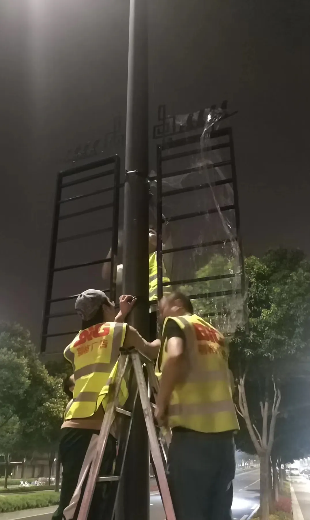 宁波道路道旗夜间现场安装